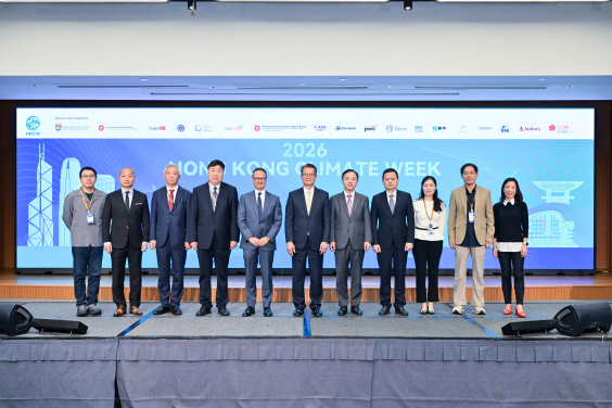 （左起）騰訊可持續社會價值副總裁許浩先生、Google大中華區首席營銷官黄介中先生、香港大學副校長（學術發展）宮鵬教授、中國科學院院士傅伯杰教授、EQT亞洲主席莊佳誠先生、財政司司長陳茂波先生、香港大學校長張翔教授、寧德時代公司董事吳映明先生、香港大學氣候與碳中和研究院行政總監戴凡博士、中國科學院院士趙國春教授、恒生銀行執行董事兼行政總裁林慧虹女士。